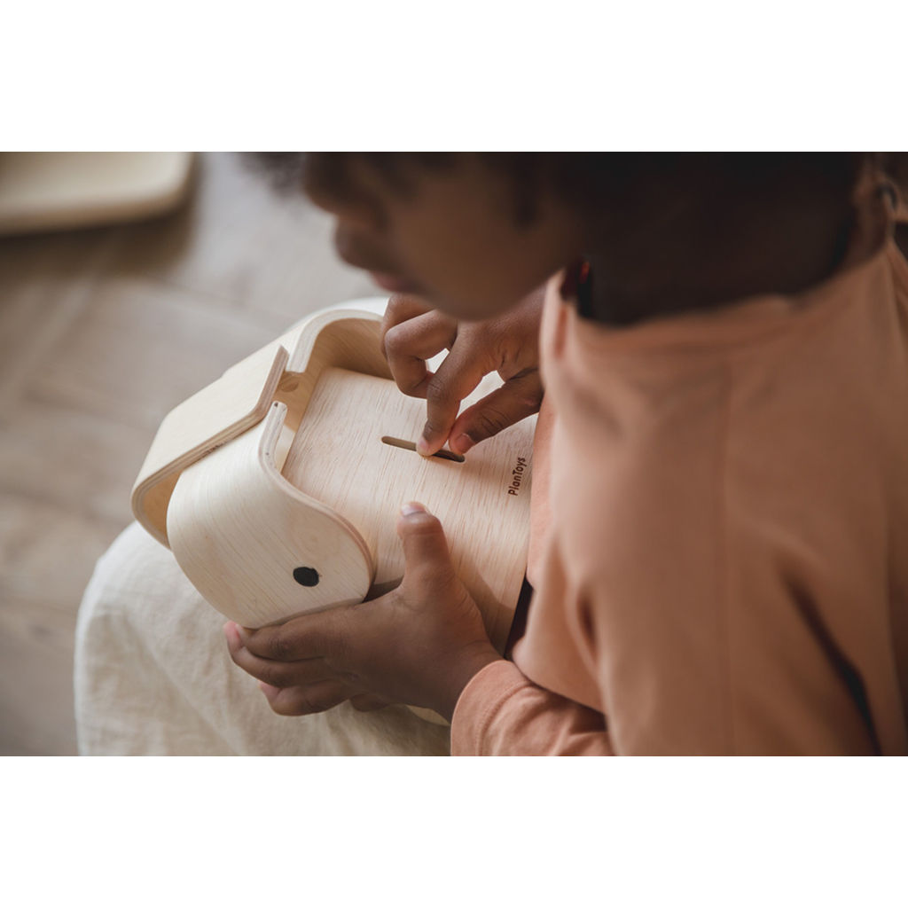 حافظة الفيل من PlanToys — حافظة نقود خشبية على شكل خنزير صغير