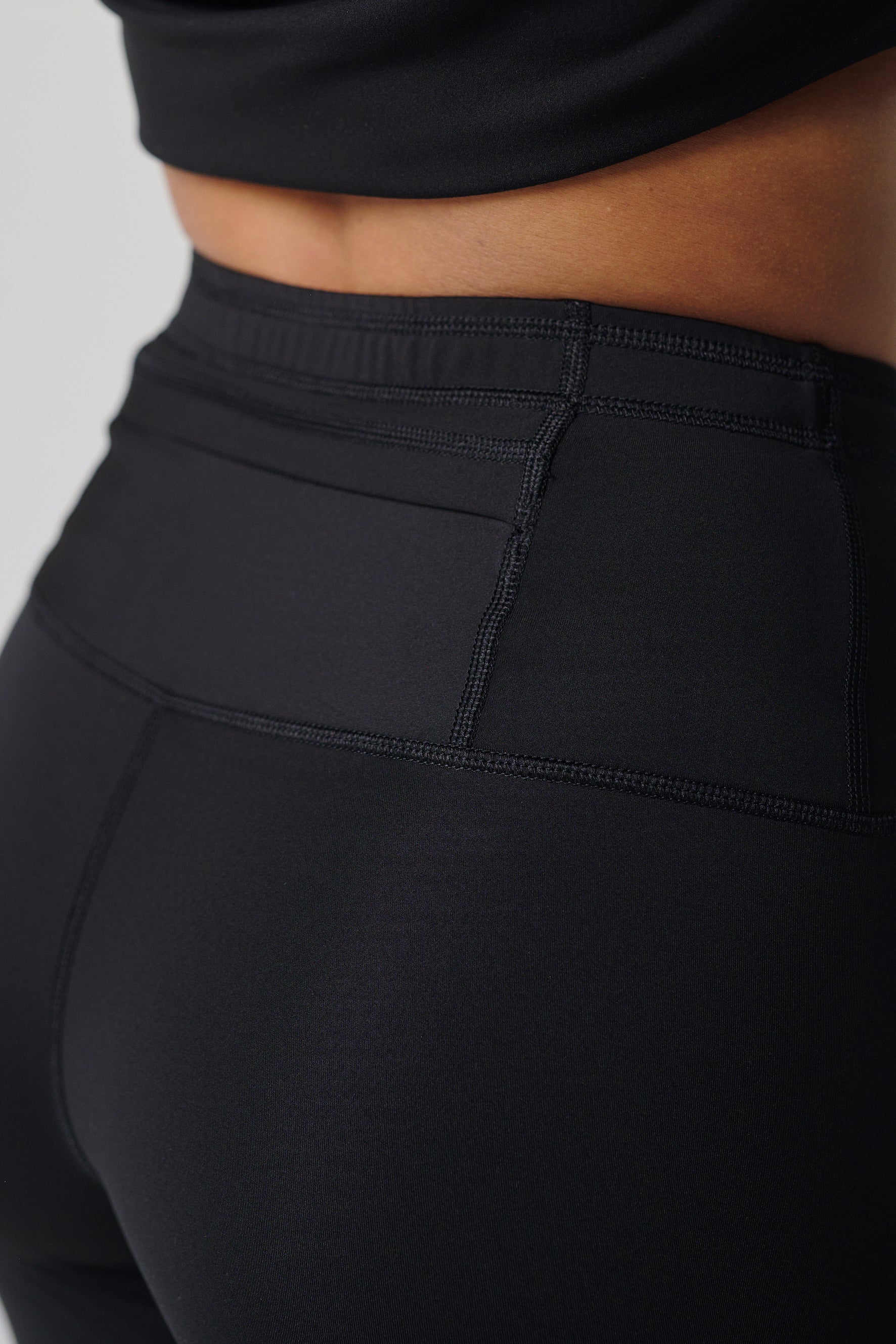 بنطال ضيق كلاسيكي للنساء من ماركة MULU - أسود