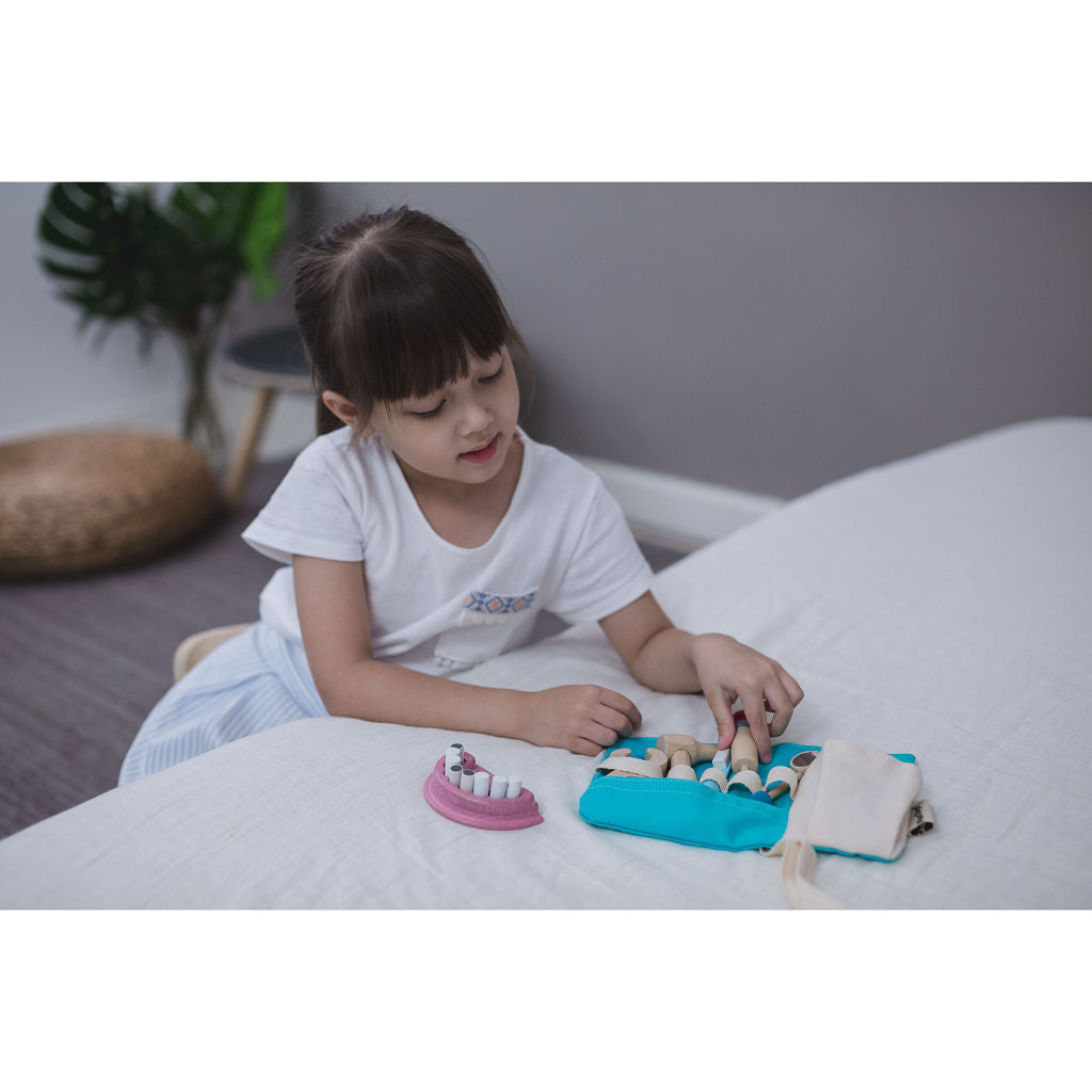 مجموعة «طبيب الأسنان» من PlanToys — لعبة خشبية للعب التخيلي بدور الطبيب