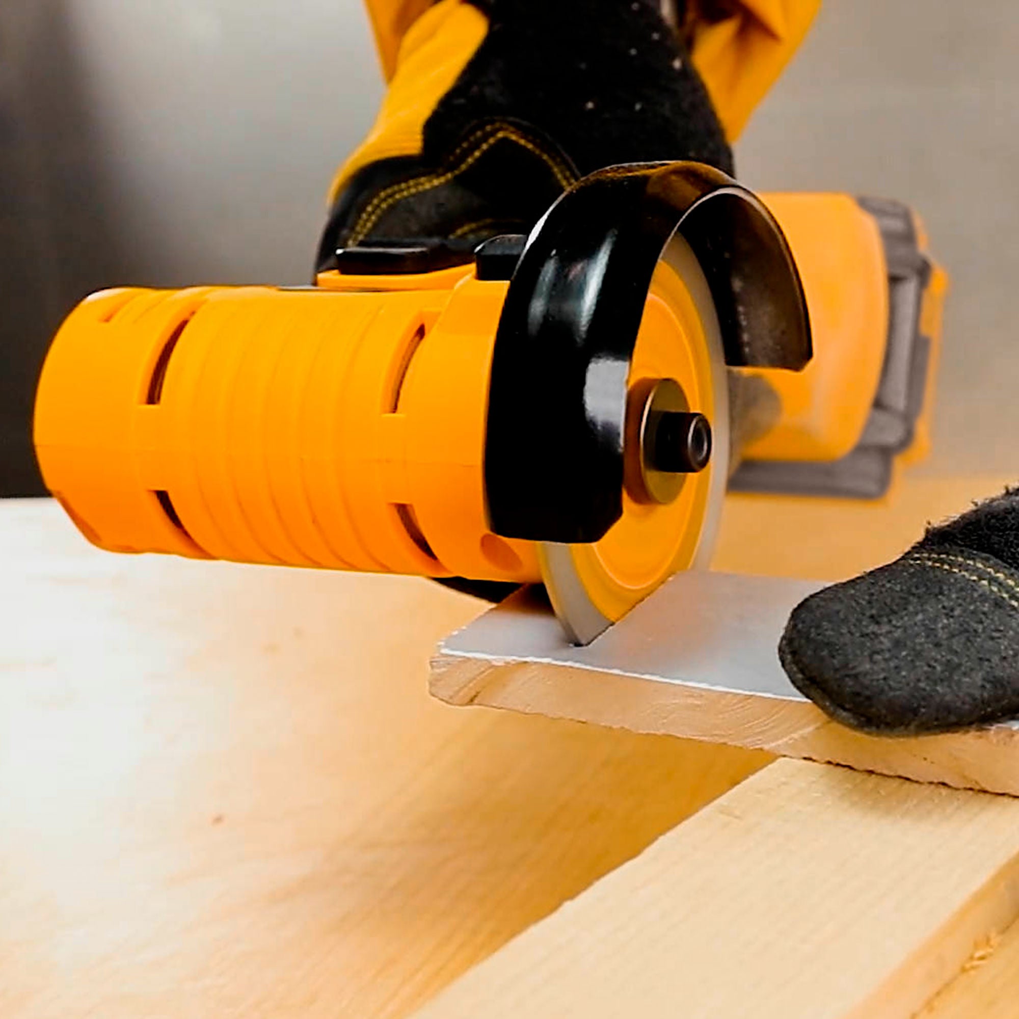 INGCO 20V Cordless Mini Cut-Off Tool Kit, 76 mm 3″ Discs, 19,500 RPM, 2.0Ah Battery, Charger & Carry Case