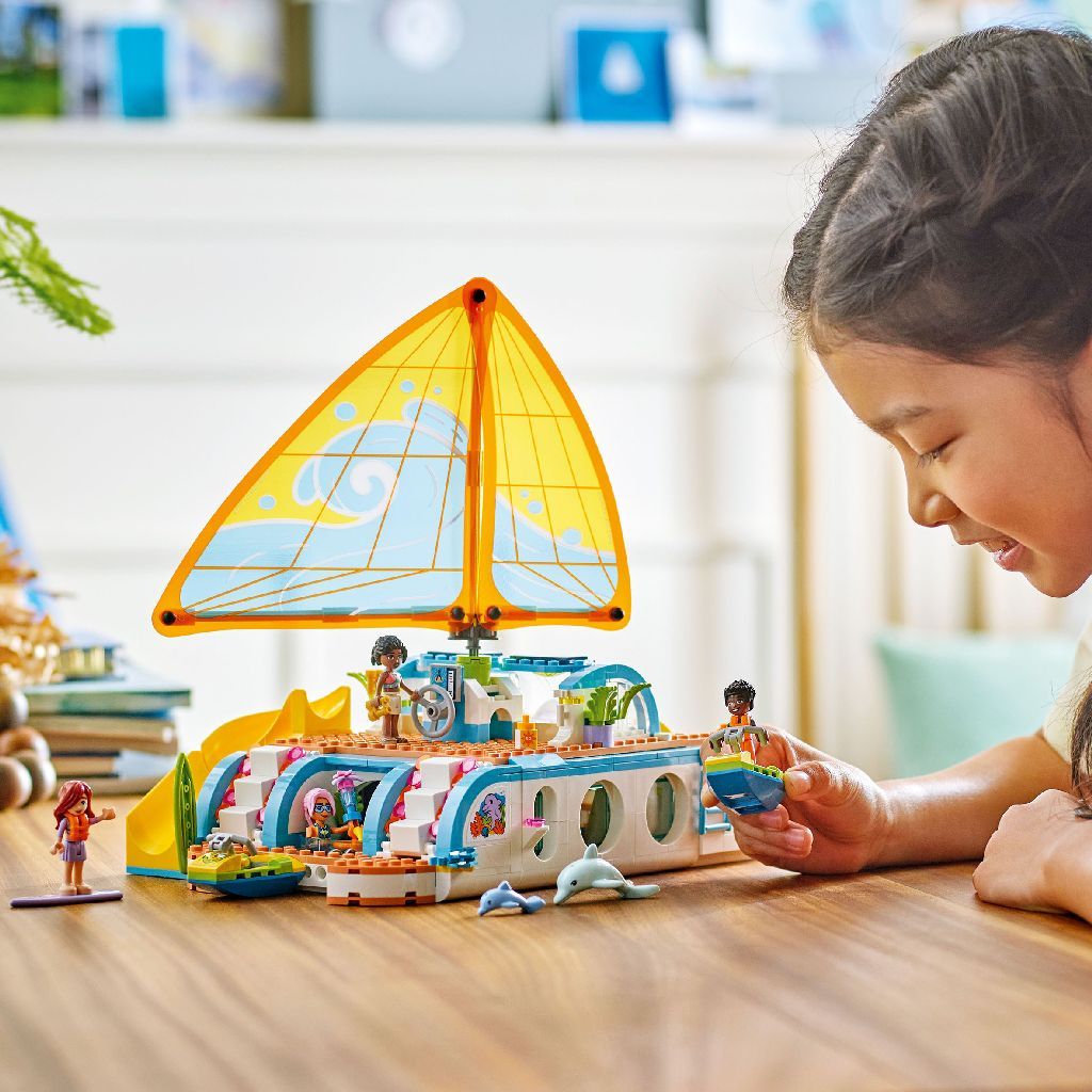 مجموعة بناء «مغامرة قارب السفر» من LEGO Friends للأعمار من 8 سنوات فما فوق، 685 قطعة