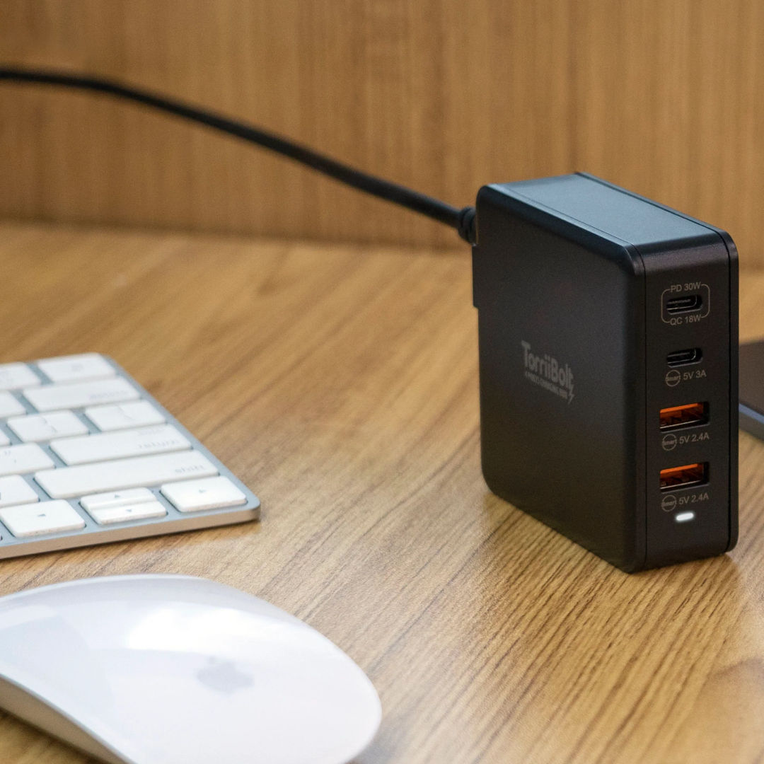 محور شحن Torrii Bolt ذو 4 منافذ مع USB-PD و QC 3.0، أسود، TBT-4PCH-01